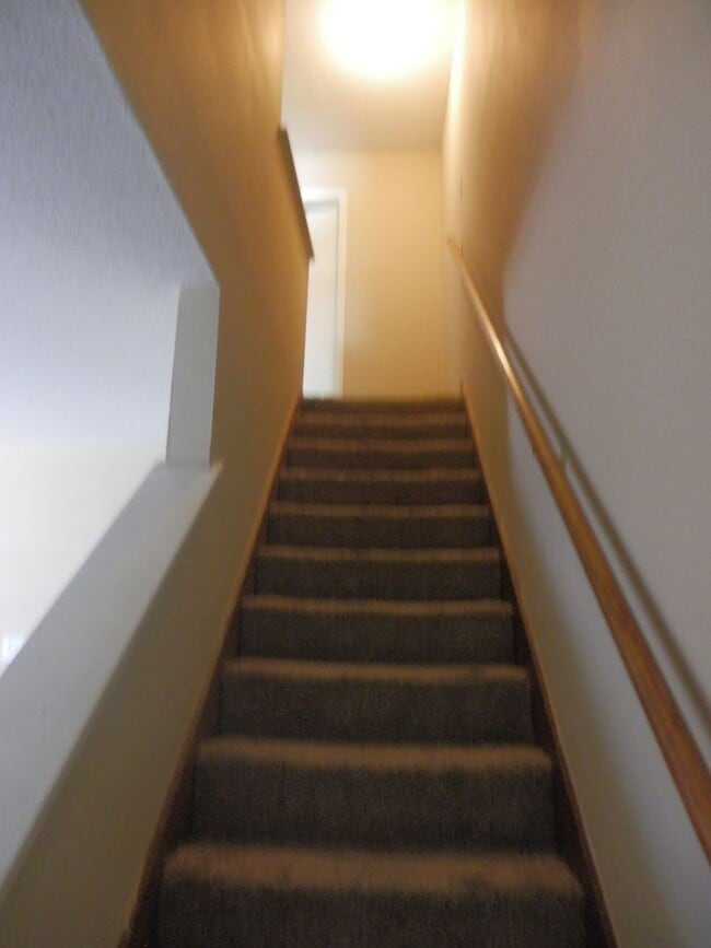 Building Photo - Quality 3 Bedroom 1.5 Bathroom Townhouse