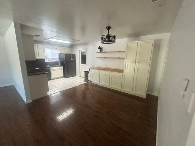 Building Photo - 3 Bedroom 2 Bathroom Centrally Located Near Shopping and Restaurants!
