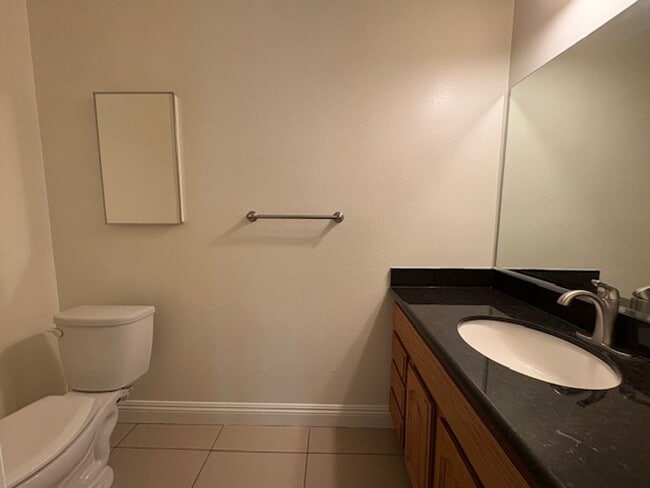 Building Photo - Centrally Located Redlands Townhome