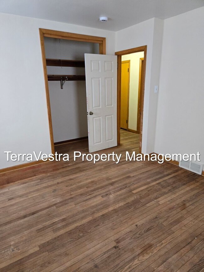 Building Photo - Available 1/2026! 6 Bedroom College Rental 2 Kitchens!!