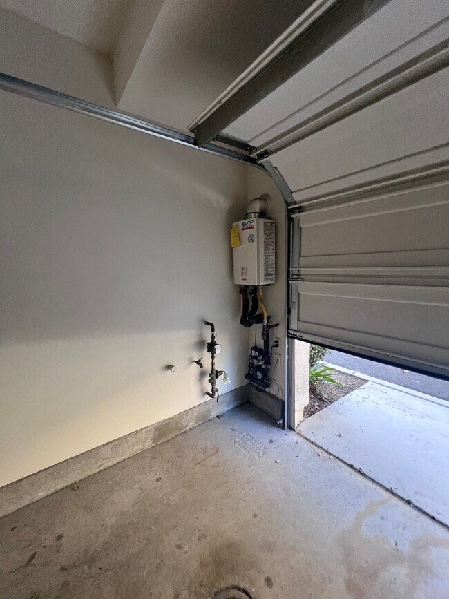 Building Photo - Gorgeous Like-New 4BD/3.5BA Oceanside Townhome! Bright & Airy Open Floor Plan, Stainless Applianc...