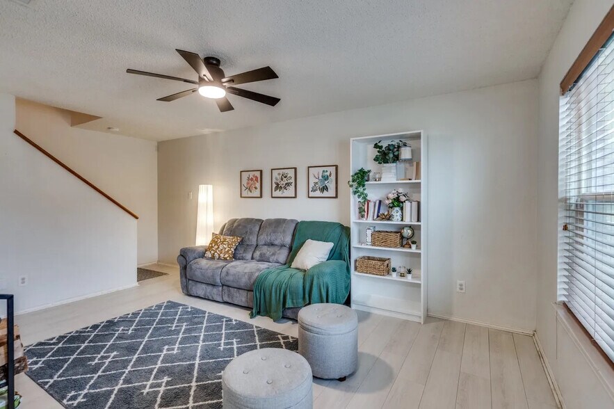Building Photo - Room in House on Bandera St