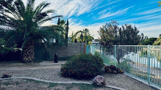 Building Photo - 10752 W Granada Rd