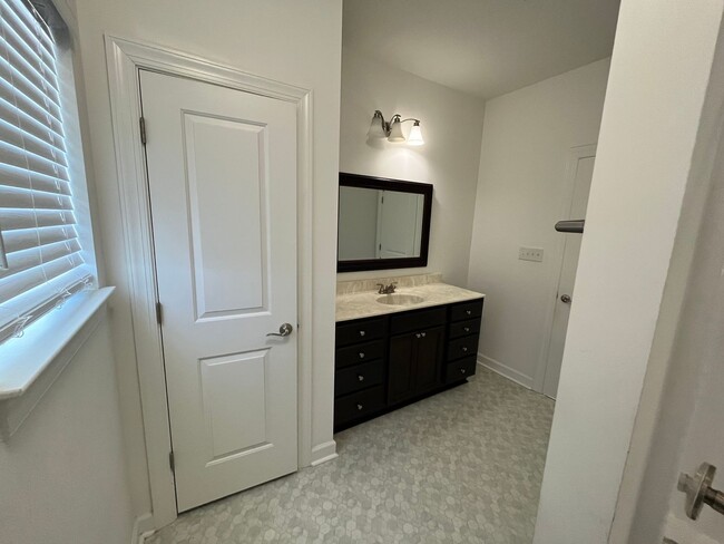 Building Photo - 4 Bedroom, 3.5 Bath Condo in Coveted Spenc...