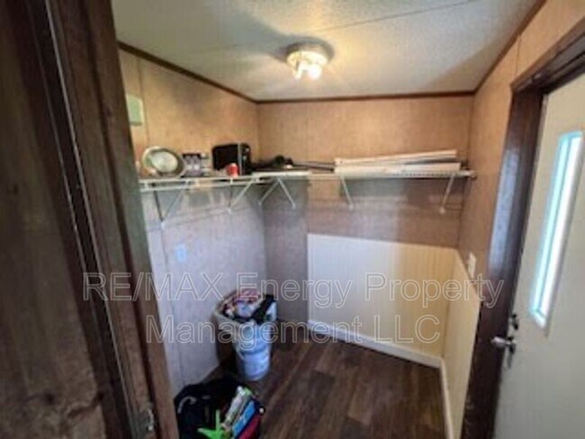 Building Photo - 10896 N Cedar Rd