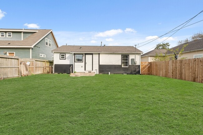 Building Photo - 125 18th Ave N