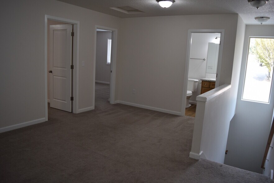 Building Photo - 836 SE Linden Ct