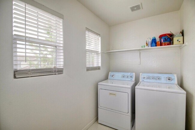 Building Photo - North Natomas 2 Story 3 Bedroom w/ Loft. 2...