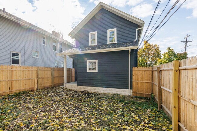 Building Photo - 2-Bedroom Home with Flexible Bonus Room Near Downtown Columbus