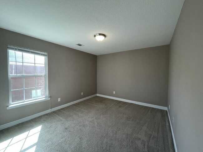 Building Photo - Home For Rent