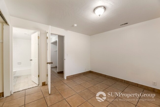 Building Photo - Updated Duplex In Great West Valley Area