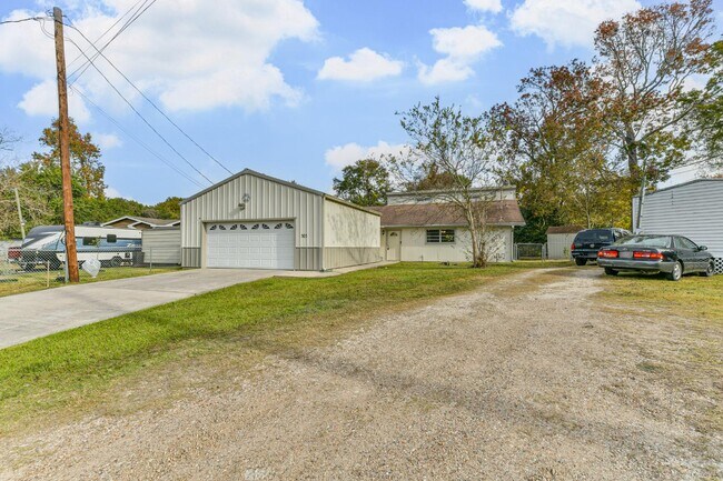 Building Photo - 305 Red Haven Dr