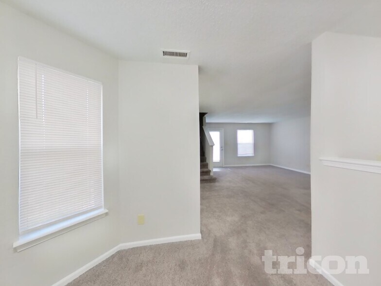 Building Photo - 1302 Crescent Dr