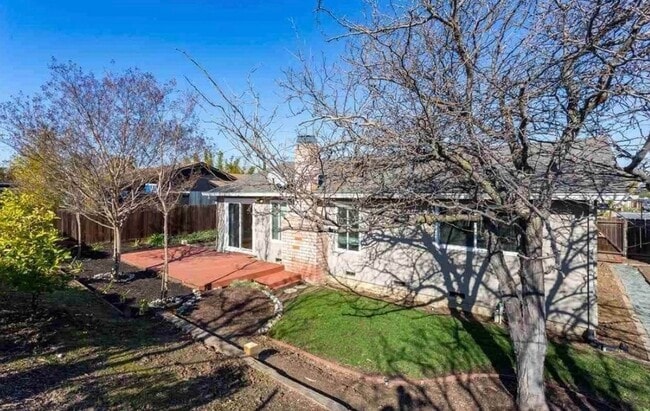 Building Photo - Beautiful 3 Bedroom Home Located in the City of Pittsburg.