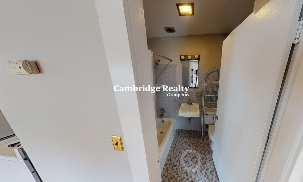 Building Photo - 26 Hingham St