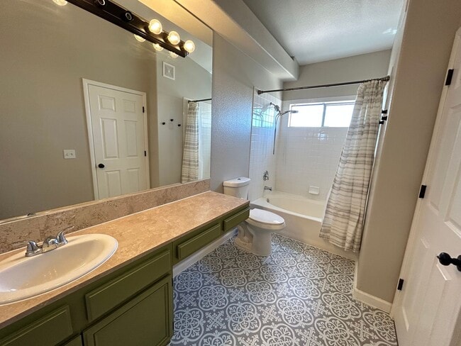 Building Photo - Gated Townhome 3-Bedrooms 2.5-Bathrooms!