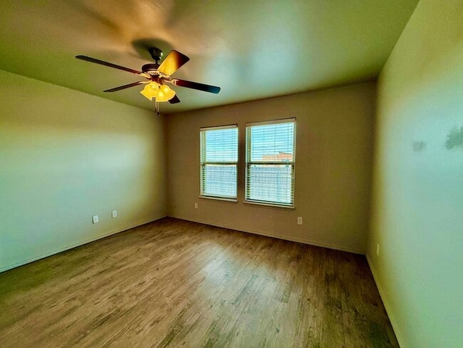 Building Photo - 909 Manchester Ct