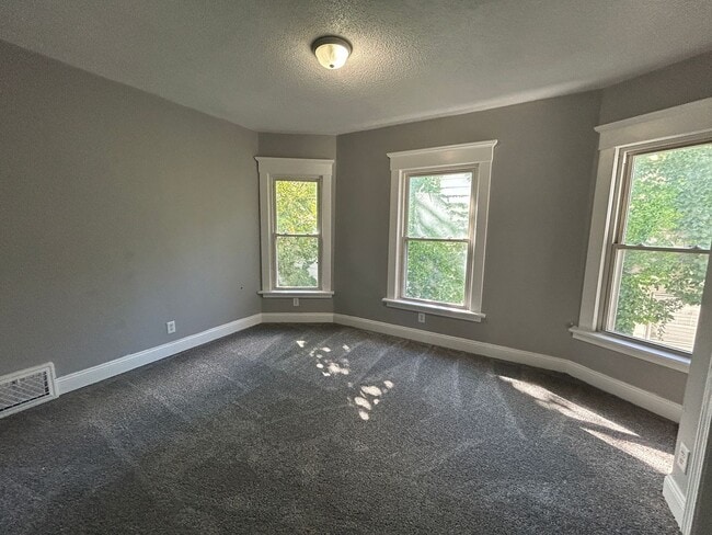 Building Photo - 3 Bedroom 2 Bath House in Moline with a Bo...