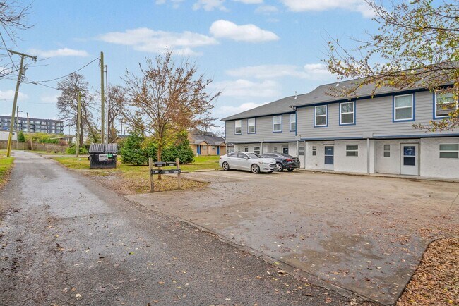 Building Photo - Spacious Rental Minutes from Downtown Nashville!