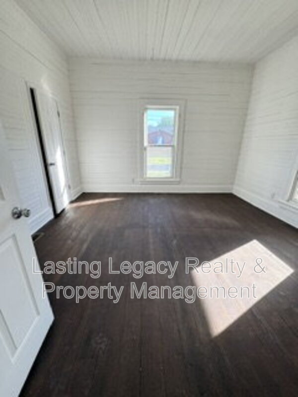 Building Photo - 204 Spring St