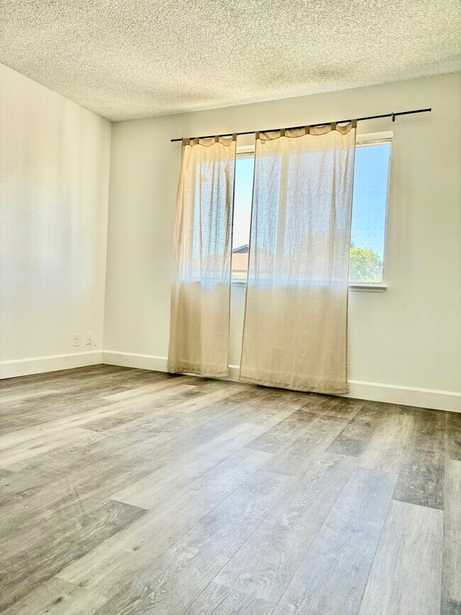 Building Photo - 1331 Pinetree Dr