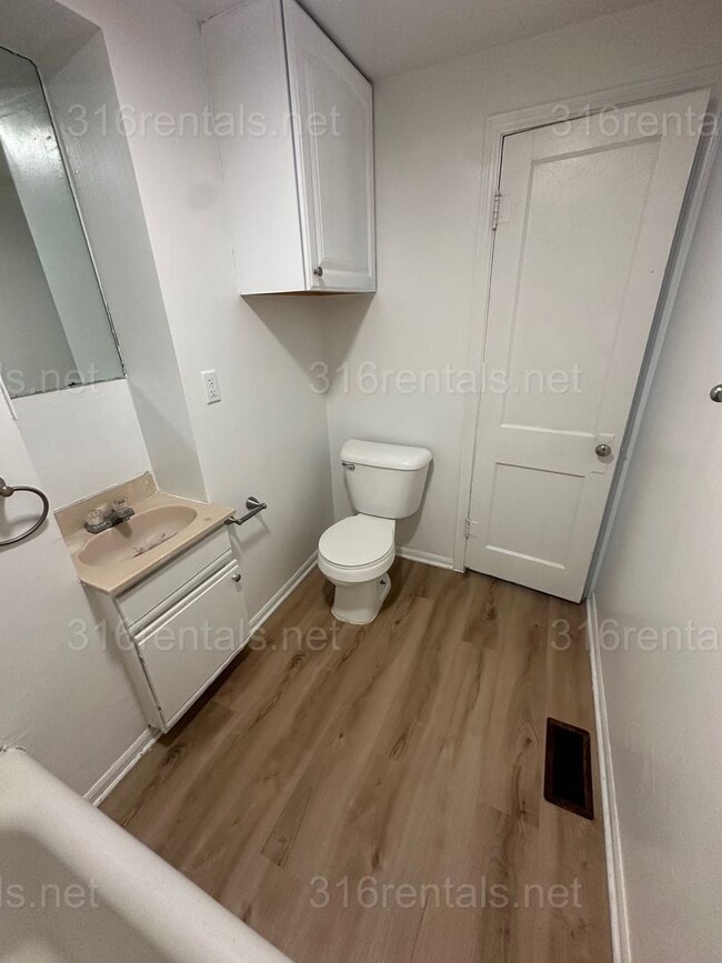 Building Photo - $1095- 3 bed 1 bath - Single Family Home