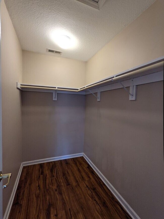 Building Photo - Woodfin Rental!