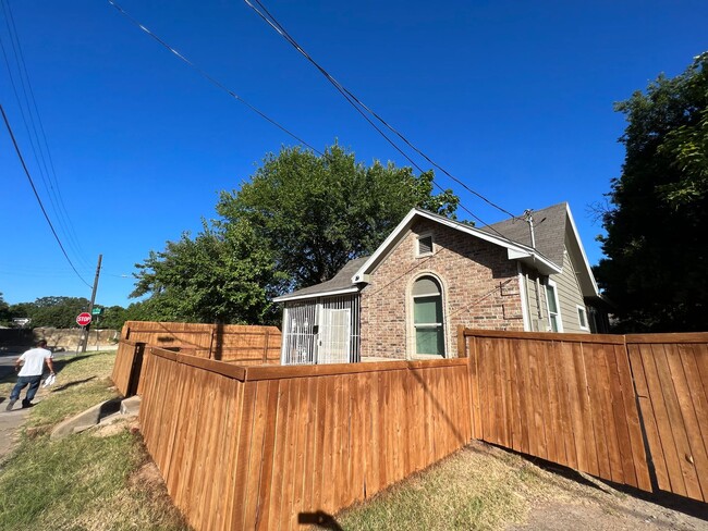 Building Photo - *HALF OFF FIRST MONTH'S RENT/MITAD DEL PRM...