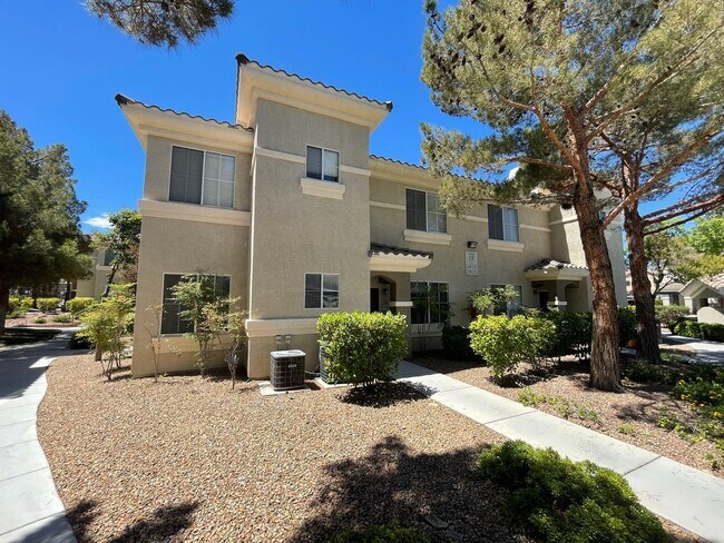Building Photo - First Floor Condo Unit in Gated Community!
