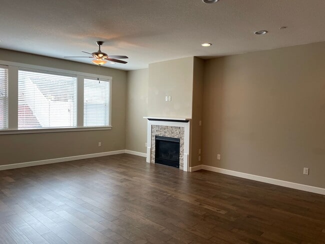 Building Photo - LUXURY 4 Bed Camas Townhome! Gated Communi...