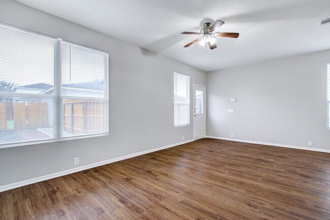 Building Photo - ***MOVE-IN SPECIAL: ONE WEEK FREE***3-Bedroom Townhouse with Open Floor Plan and Spacious Backyar...