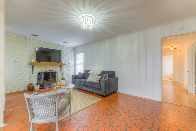 Building Photo - Colonial Acres East Memphis cutie! 3 bedrooms and tons of updates! Appliances included.