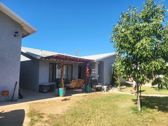 Primary Photo - 2630 E Snavely Ave