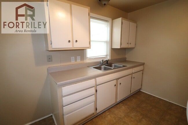 Building Photo - Spacious rental home!