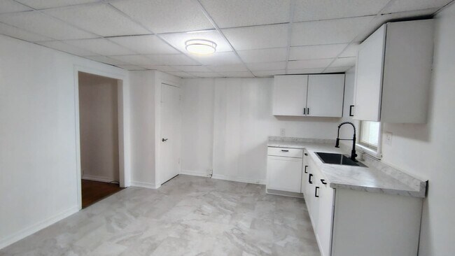 Building Photo - Robb Ave W 221-225