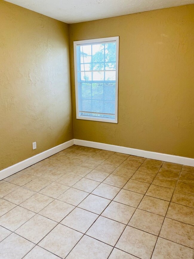 Building Photo - 5535 S Kenneth Ave