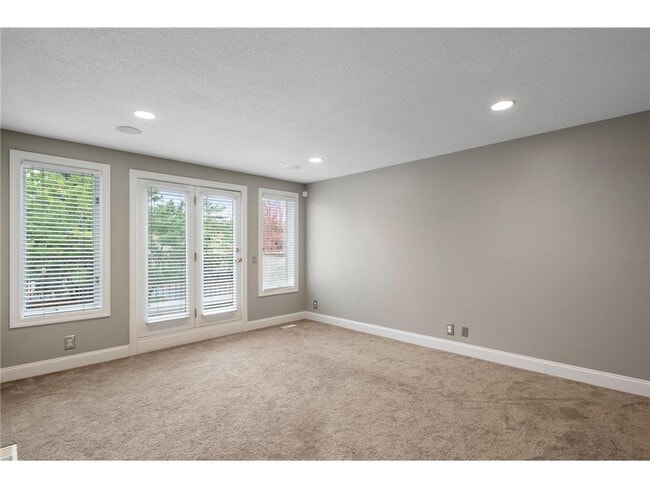 Building Photo - 517 River St