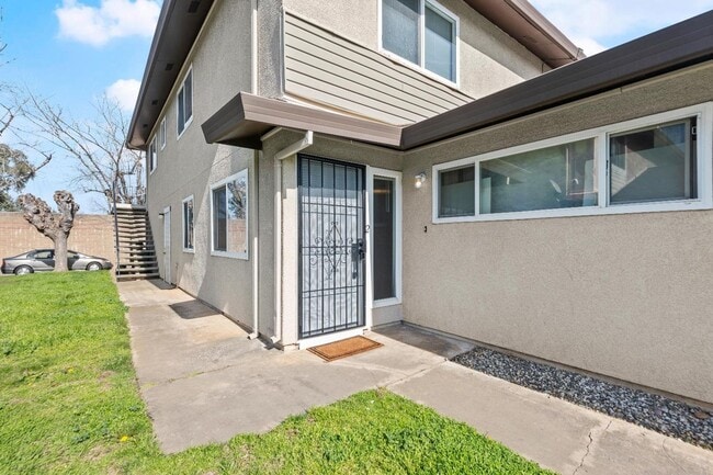Building Photo - Remodeled 2 Bedroom Condo with Garage