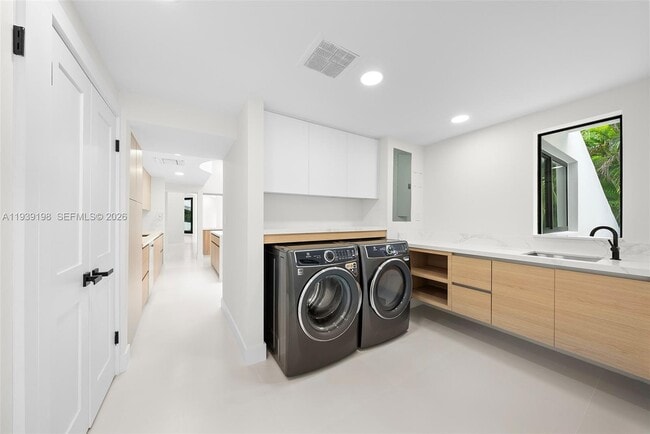 Building Photo - 7540 Los Pinos Blvd