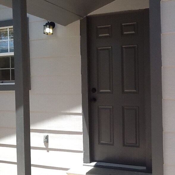 Back door. - 429 W 2nd St