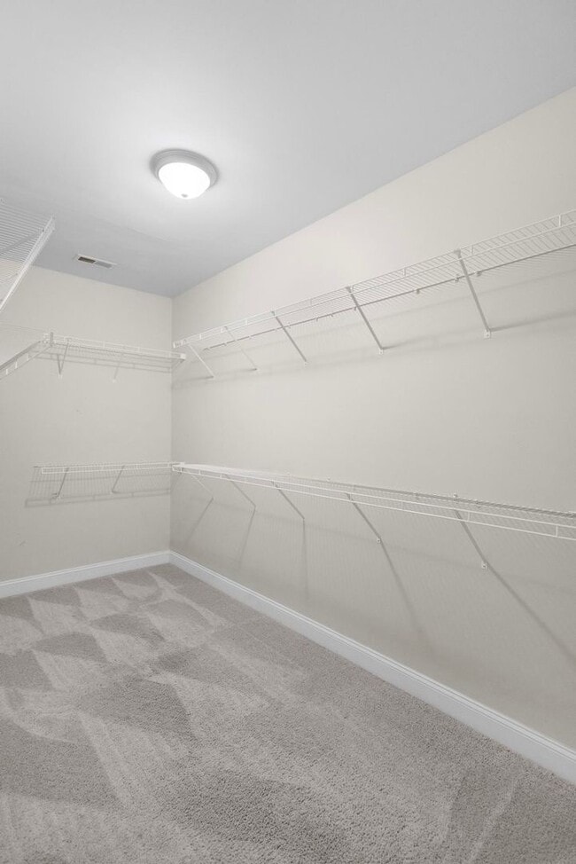 Building Photo - Townhouse For Rent! Rebated Application Fe...