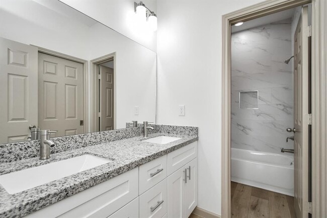 Building Photo - 2119 Esther Dr