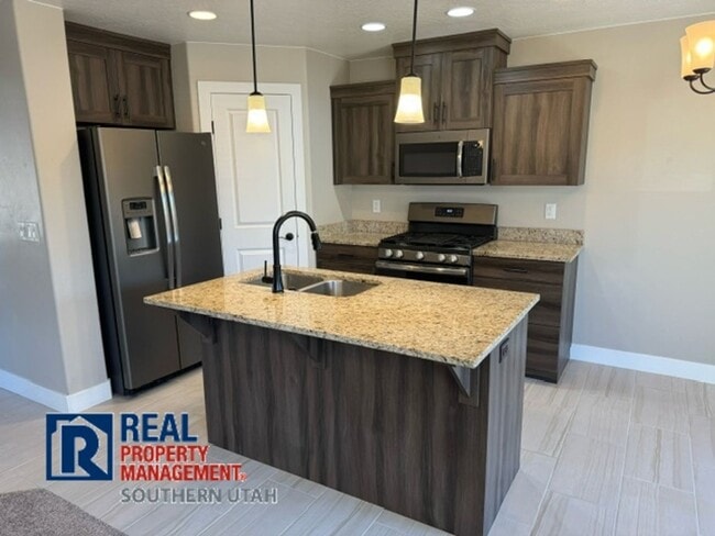 Building Photo - Desert Hills Townhome