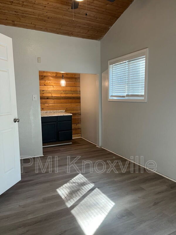 Building Photo - 489 W Outer Dr