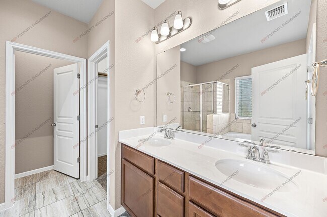 Building Photo - 3 Bedroom- 2 Bathroom in Hills of Westwood