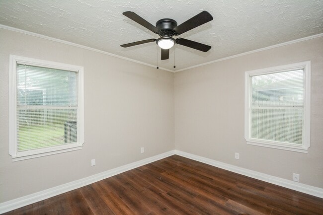 Building Photo - 2109 Pomona Dr