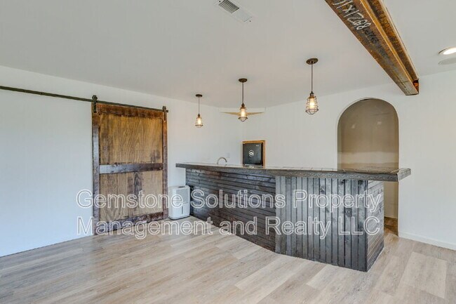 Building Photo - 2704 Orleans Dr