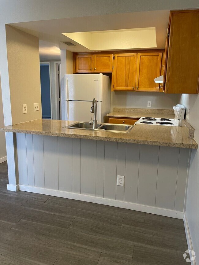 Building Photo - Lovely 2 Bedroom 1  Bath with Fireplace!