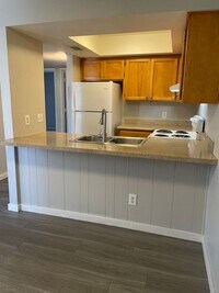 Building Photo - Lovely 2 Bedroom 1  Bath with Fireplace!