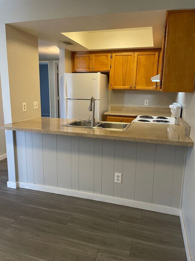 Building Photo - Lovely 2 Bedroom 1  Bath with Fireplace!